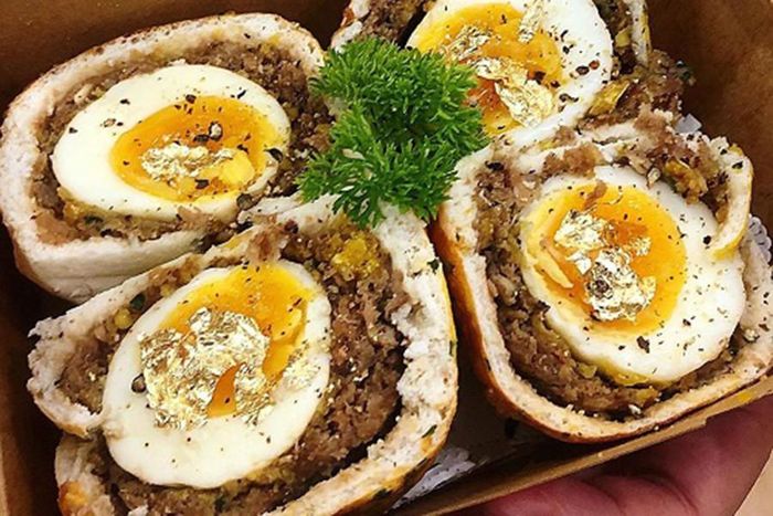 Bao bọc lấy phần trứng lòng đào tan chảy là lớp nhân thịt nấm phô mai béo ngậy