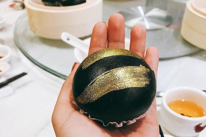 Với vẻ ngoài độc đáo như vậy, món bánh này còn được gọi là bánh bao hắc kim sa