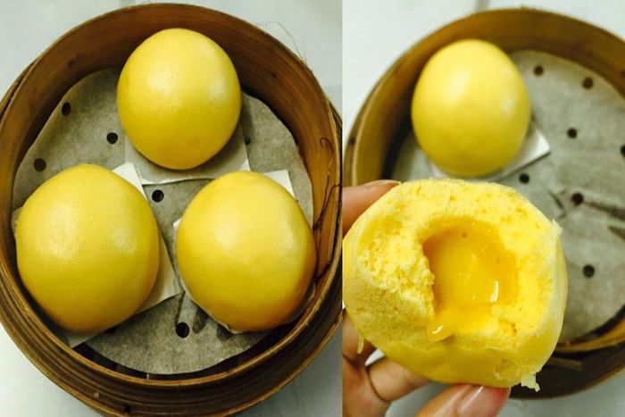Khi bẻ đôi bánh, phần nhân sữa trứng muối sẽ chảy ra, kích thích khứu giác và vị giác của người thưởng thức