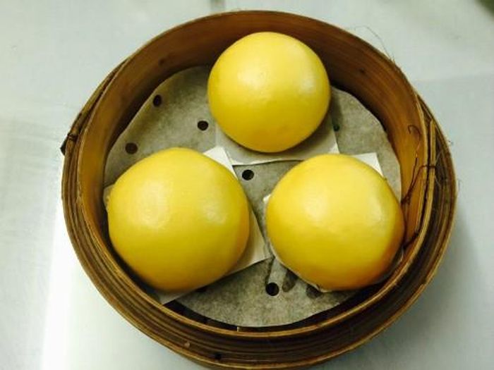 Thường những chiếc bánh kim sa màu vàng nhỏ xinh sẽ được đặt trong một chiếc xửng hấp tre có nắp đậy để giữ nóng