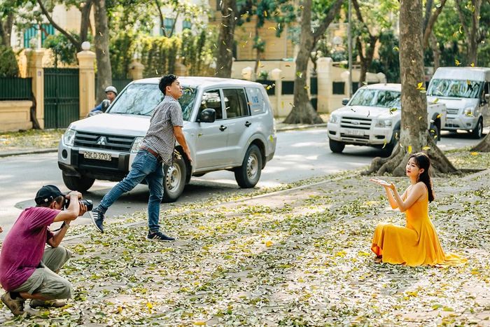 Hà Nội mùa lá rụng ai cũng muốn lưu lại những khoảnh khắc tuyệt đẹp này
