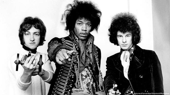 Mối tình âm nhạc xuyên Đại Tây Dương: Hendrix sát cánh cùng tay trống người Anh Mitch Mitchell (trái) và Noel Redding (phải)
