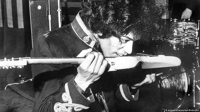 Hendrix cũng nổi tiếng với những trò hề của mình trên sân khấu 