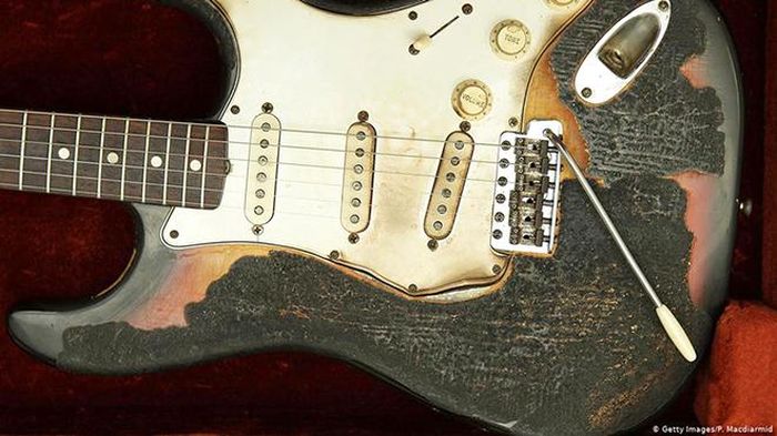 Những cây guitar cùng Hendrix bùng cháy trên sân khấu hiện được bán đấu giá với giá cao