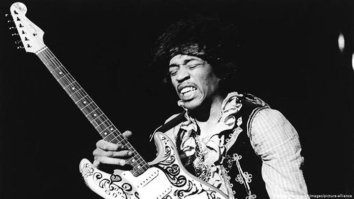 Jimi Hendrix trong một màn diễn hồi năm 1967