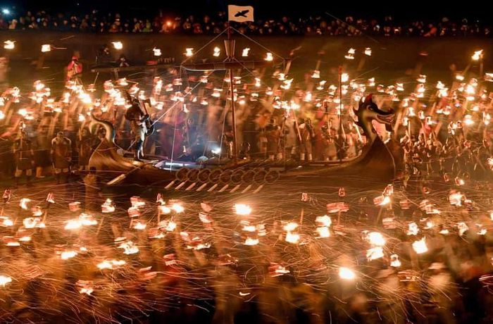 Tại lễ hội Up Helly Aa, có tới 1.000 người Viking tham gia diễu hành đã tạo nên một chiếc thuyền bốc cháy bằng cách ném những ngọn đuốc của họ vào đó.