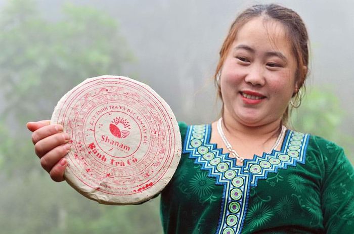 Sơn nữ Mùa Thị Tồng với bánh trà mới ra lò 2020.
