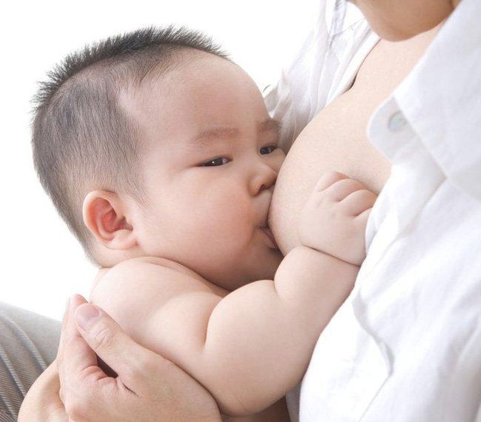 Cho bé bú mẹ trực tiếp cũng là một cách giúp kích thích tuyến sữa (Ảnh: Internet)