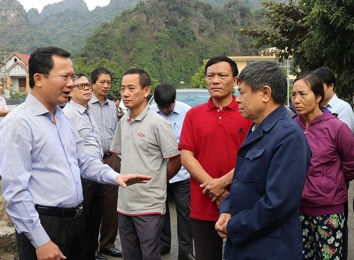 Ông Nguyễn Văn Thắng - Chủ tịch UBND tỉnh Quảng Ninh (ảnh trái) và ông Cao Tường Huy - Phó chủ tịch UBND tỉnh phụ trách về xây dựng (ảnh phải) chỉ đạo sát các công trình trọng điểm có khó khăn về GPMB và tháo gỡ vướng mắc giải pháp thi công.