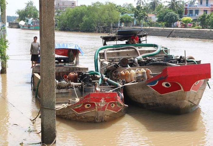 Hai chiếc ghe bị tạm giữ, chờ xử lý.