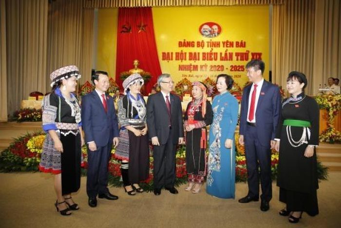 Thường trực Ban Bí thư Trần Quốc Vượng trao đổi với các đại biểu tham gia Đại hội.