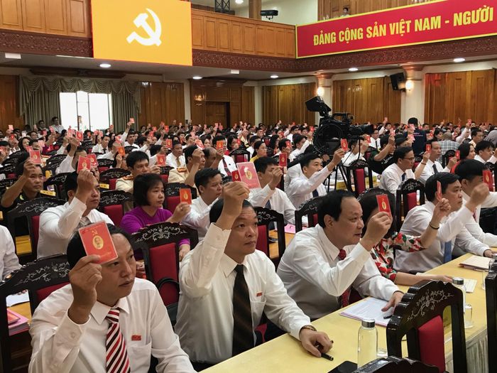 Các đại biểu biểu quyết tai Đại hội.