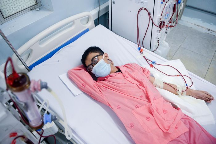  Hơn một năm chạy thận, tôi vẫn nhớ khoảnh khắc đầu tiên khi dòng máu chảy ra, vào giữa hai ống truyền. Cảm giác ớn lạnh mỗi khi nghĩ lại chiếc kim to như ruột bút bi chọc vào cánh tay. Sau này, cánh tay tôi sẽ có nhiều u cục, to và thâm đen như các cô chú chạy thận lâu năm ở đây. 