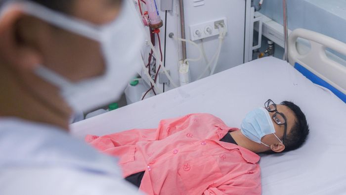 Trước khi chạy thận, tôi được điều dưỡng kiểm tra sức khỏe, lấy dấu sinh hiệu. Điều này đảm bảo tôi đủ sức cho ca lọc máu kéo dài liên tục 4 giờ. Sau khi sát trùng, bác sĩ sẽ cắm kim tiêm vào cánh tay của tôi và nối chúng với dây dẫn máu gắn trên máy thận nhân tạo.