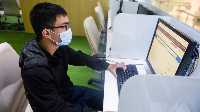 Sau những giờ chạy thận, tôi tìm niềm vui từ việc học tiếng Anh. Cuối năm đại học thứ 2, tôi đăng ký bảo lưu kết quả, tạm dừng việc học. Sau này, khi không đủ sức khỏe, tôi sẽ cùng mẹ về quê và mở lớp dạy kèm. 