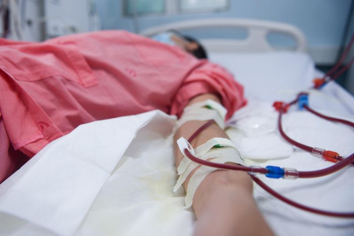 Thời gian đầu mới chạy thận, tôi mệt nhiều, đôi lúc thở từng hơi khó nhọc. Sau này quen dần, nghe tiếng dòng máu đang chảy re re trong ống, tôi thấy bình thường, chỉ đau nhói lúc kim tiêm đâm vào tay. 