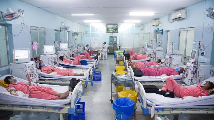 Hai nơi khiến tôi cảm thấy thoải mái nhất là nhà và phòng chạy thận. 18 người cùng phòng với tôi. Chúng tôi có tuổi đời, nghề nghiệp, hoàn cảnh khác nhau và mang chung một căn bệnh. 