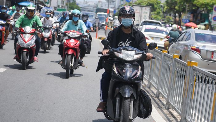 Trên con đường từ hẻm Bến Chương Dương đến bệnh viện, tôi gần như thuộc lòng các ngõ ngách, điểm dừng đèn xanh, đèn đỏ. Biết sức khỏe yếu, tôi luôn chạy xe với tốc độ rất chậm.