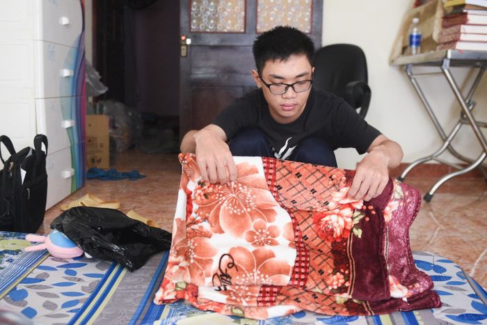 Tôi đăng ký lịch chạy thận chiều thứ 4, 6 và chủ nhật hàng tuần. Nhà tôi cách Bệnh viện Chợ Rẫy không xa. Tôi thường chuẩn bị balo, quần áo và chăn trước giờ chạy thận khoảng 30 phút. 