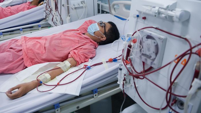 Chạy thận là phương pháp lọc máu ngoài cơ thể. Bác sĩ sẽ đặt kim tiêm vào 2 vị trí trên cánh tay tôi. Máu được lấy ra từ ống thông, qua hệ thống dây dẫn, màng lọc. Tại đây, máu được làm sạch và đi vào cơ thể qua ống còn lại. Tôi có thể tiếp tục sống nhờ dòng máu đã làm sạch này.