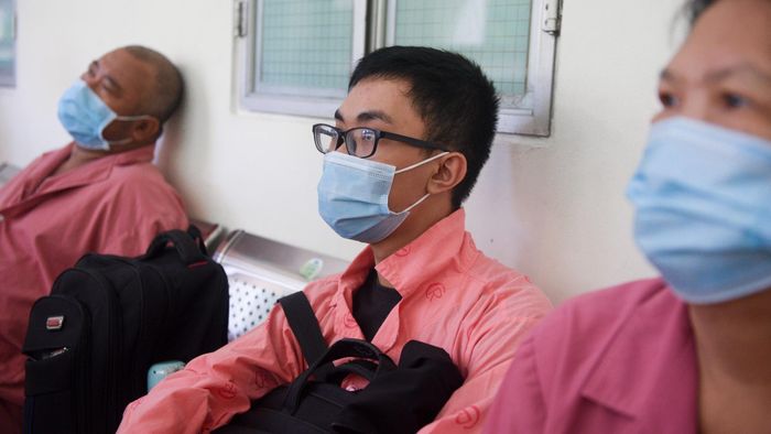 Một ngày cuối tháng 7/2019, tôi bất ngờ có triệu chứng sốt, phù nề chân, tay, cơ thể bủn rủn. Bác sĩ thông báo tôi bị suy thận, phải lọc máu định kỳ. Mẹ tôi khóc nghẹn. Tôi cũng lặng người. Lúc này, tôi là sinh viên năm 2 Đại học Y Dược TP.HCM.