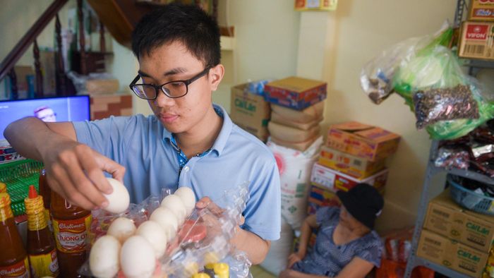 Nhiều người nghe câu chuyện của tôi đều thương cảm và thoáng nét buồn. Tuy nhiên, mẹ và tôi đều chấp nhận hoàn cảnh đặc biệt này. Mẹ tôi, 42 tuổi, bị ung thư buồng trứng phải hóa trị. 