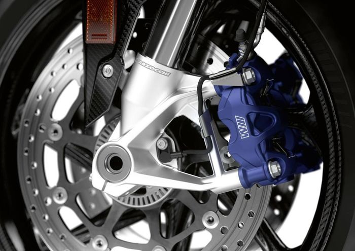  Kẹp phanh trên M 1000 RR đến từ thương hiệu Nissin nhưng được bộ phận phát triển xe đua WSBK của BMW tùy chỉnh lại. Do đó, kẹp phanh với logo M có khối lượng nhẹ hơn trong khi hiệu suất phanh tăng lên. Đĩa phanh trước được làm dày hơn, có đường kính 320 mm trong khi đĩa phanh sau kích thước 220 mm. 