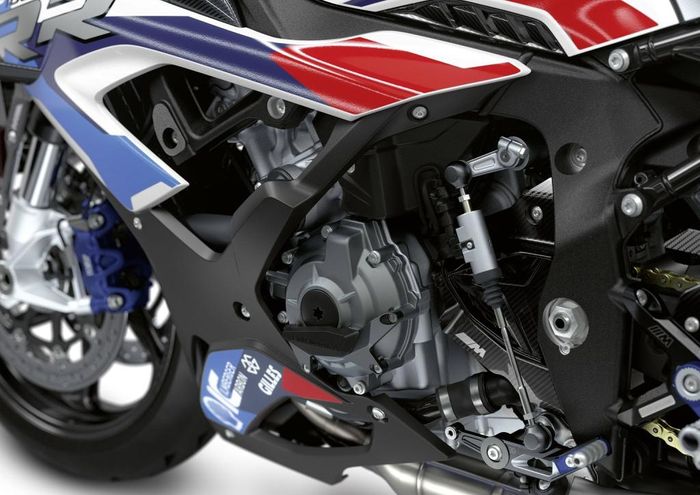  Tương tự S 1000 RR, M 1000 RR sử dụng động cơ 4 xy-lanh thẳng hàng, dung tích 999 cc với công nghệ ShiftCam. Một số chi tiết bên trong động cơ được thay đổi. Bốn piston đến từ thương hiệu Mahle cho khối lượng nhẹ hơn, tay biên bằng titanium của Pankl. Bên cạnh đó, tỷ số nén cũng tăng từ 13:3:1 lên 13:5:1. Hệ thống ống xả tiêu chuẩn của M 1000 RR là loại titanium đến từ Akrapovic, nhỏ và nhẹ hơn ống xả của S 1000 RR. 