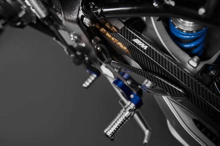  Tương tự phiên bản S 1000 RR M Performance, M 1000 RR được trang bị cặp mâm bằng carbon. Bộ mâm mới nhẹ hơn 1,67 kg so với cặp mâm nhôm trên S 1000 RR. 