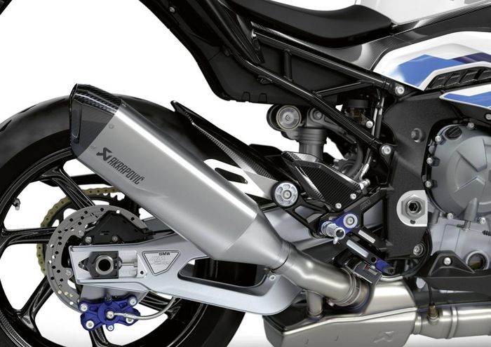  Hệ thống treo trên M 1000 RR cũng được sửa đổi đôi chút so với S 1000 RR. Ở phía trước vẫn là giảm xóc upside-down với các thông số tương tự S 1000 RR nhưng phần ống giảm xóc được làm từ nhôm nguyên khối sơn đen và phần chân giảm xóc được thay đổi để tương thích với kẹp phanh mới. Giảm xóc sau được thay mới. 