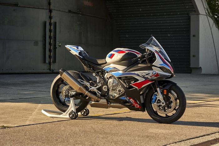  BMW đã nhờ tay đua Markus Reiterberger của giải World Endurance thử nghiệm khả năng vận hành của M 1000 RR. Với BMW M 1000 RR, thành tích của Reiterberger kém đôi chút so với 2 tay đua Tom Sykes và Eugene Laverty sử dụng xe đua BMW thi đấu ở giải WSBK. Khoảng cách chênh lệch giữa chiếc M 1000 RR và 2 mẫu xe đua BMW lần lượt là 2,101 giây và 1,59 giây. 