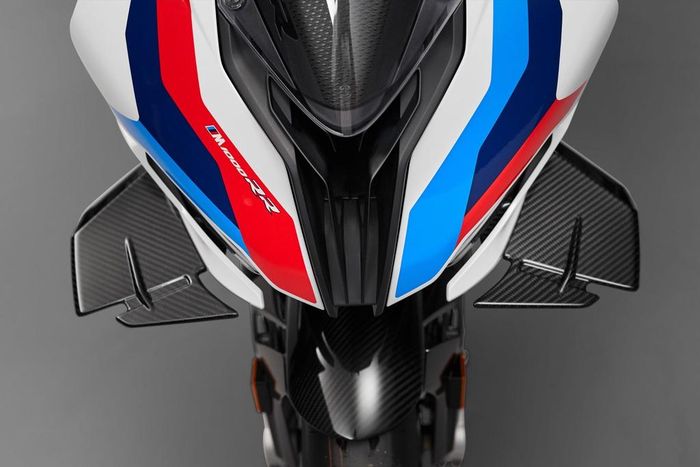  So với S 1000 RR, M 1000 RR có khác biệt duy nhất ở cánh gió được làm từ sợi carbon. Cánh gió này giúp tăng lực ép của xe xuống mặt đường, trong đó phần đầu xe nhận được nhiều lực nhất, tránh tình trạng nhấc bánh trước khi tăng tốc đột ngột. Ngoài ra, độ bám đường của xe cũng được cải thiện đôi chút. 