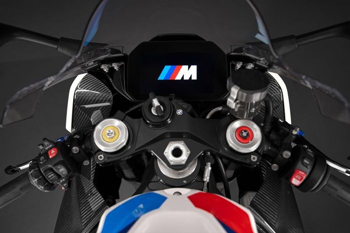  M 1000 RR có 4 chế độ lái tiêu chuẩn gồm Rain, Road, Dynamic và Race, ngoài ra xe có 3 chế độ tùy chỉnh Race Pro. Với các chế độ khác nhau, xe sẽ điều chỉnh độ phản hồi của bướm ga, ABS, độ bám đường, phanh động cơ và hệ thống kiểm soát bốc đầu. Các công nghệ điện tử hỗ trợ gồm hệ thống giới hạn tốc độ khi vào làn đường pit, hỗ trợ khởi hành ngang dốc và quickshift 2 chiều. M 1000 RR cũng có thể chuyển sang chế độ gài số như xe đua. 