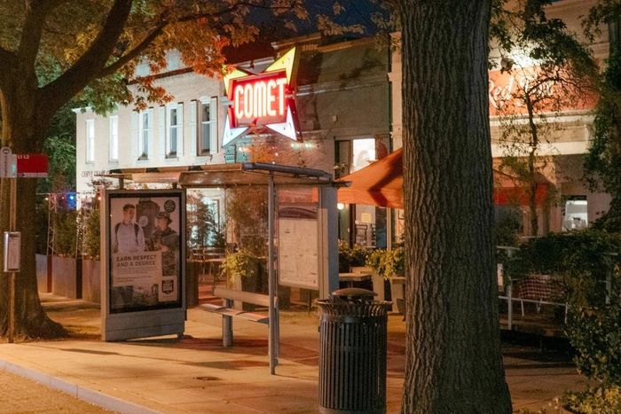  Theo thuyết âm mưu này, một nhà hàng pizza ở Washington là trung tâm hội họp của những kẻ buôn người. Thuyết Pizzagate đã bị bóc mẽ từ năm 2016, nhưng quay lại gần đây trên TikTok. Ảnh: NY Times. 