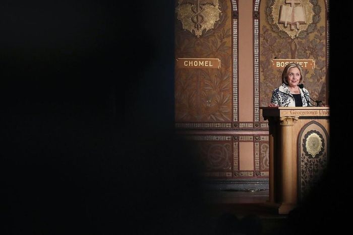  Bà Hillary Clinton, ứng viên tổng thống năm 2016, là đối tượng bị nhắm đến trong thuyết âm mưu. Ảnh: Getty. 