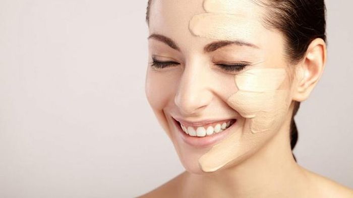  Kem nền tạo nên gương mặt hoàn hảo cho các cô gái. Ảnh: Allure. 