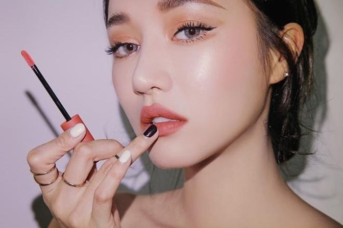  Son lì giúp đôi môi giữ màu lâu hơi, không bị trôi khi tiếp xúc với nước mưa. Ảnh: Health Post. 