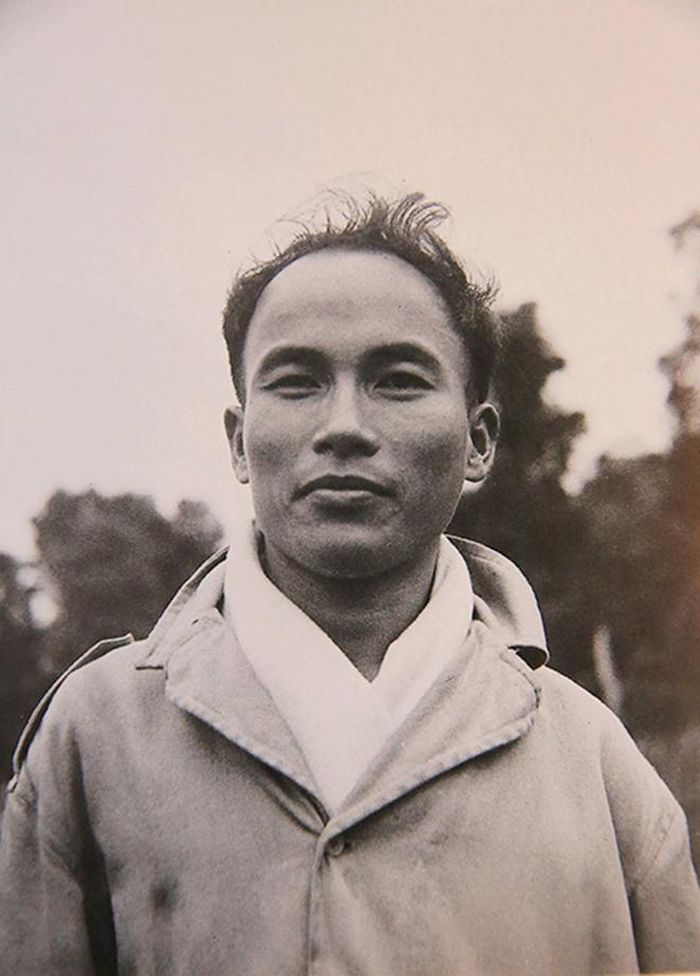 Chân dung Tô Hoài do Trần Văn Lưu chụp, 3/1951 tại Việt Bắc