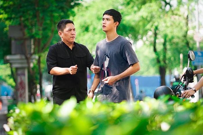 Đạo diễn Đức Thịnh chỉ đạo diễn xuất cho Trần Ngọc Vàng trên phim trường