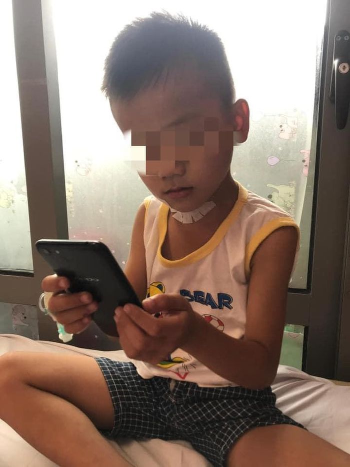 Cháu bé đang dần hồi phục sức khỏe sau ca phẫu thuật