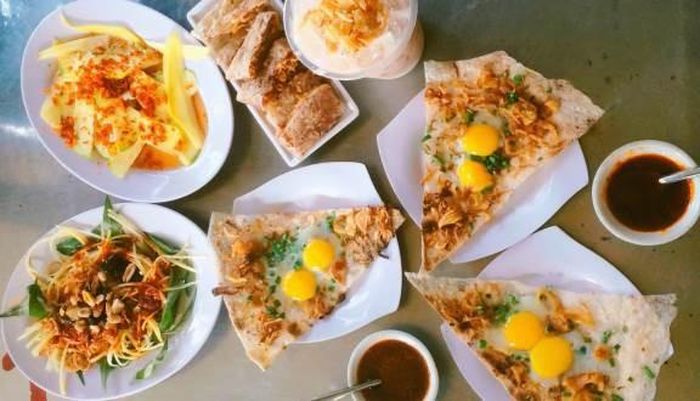 Bánh kẹp: Chiều mưa Đà Nẵng, những chiếc bánh kẹp giòn tan là món ăn vặt đặt trưng của ẩm thực hẻm Đà Thành. Từ các nguyên liệu quen thuộc như bánh tráng dừa, trứng cút, bò khô, hành lá, patê… món bánh kẹp được chế biến thành nhiều loại khác nhau, có loại giòn, loại dẻo, cuốn hay ốp la…