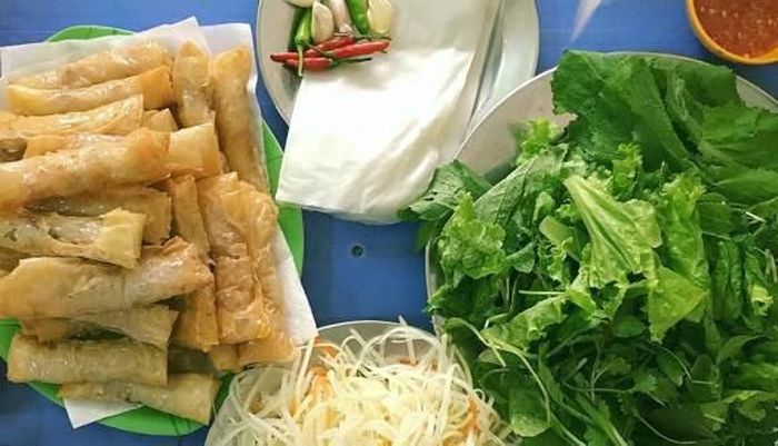 Để có món ram cuốn cải như ý, bạn chỉ cần cuộn theo thứ tự bánh tráng, cải, rau sống, cà rốt chua ngọt, ram rồi chấm với nước chấm chua ngọt và từ từ thưởng thức hương vị dân dã mà khó quên của món ăn này.