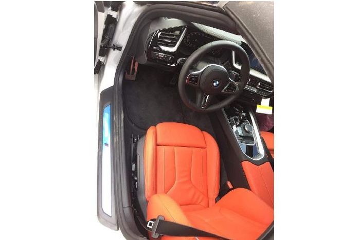 Đầu tiên chính là "đôi mắt" của BMW Z4 thế hệ thứ 6 thiết kế mới hoàn toàn, xe sử dụng đèn pha LED đẹp mắt và dải đèn LED định vị ban ngày hình lục giác mới. Cản va trước/sau, hốc gió, lưới tản nhiệt đều được làm mới và khỏe khoắn hơn so với bản cũ.