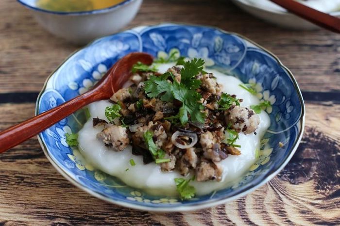 Quán bánh đúc trên đường Lê Ngọc Hân, Hàng Bè, khu tập thể Trung Tự... là loạt gợi ý bạn có thể tham khảo. Giá của món ăn xế chiều này dao động 10.000-20.000 đồng.