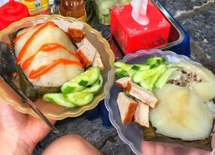Bánh giò là món ăn bình dân, có mặt khắp nơi và được người Hà Nội yêu thích. Những chiếc bánh giò nóng hổi, hấp dẫn với lớp vỏ làm từ bột gạo mềm mịn cùng phần nhân đầy đặn. Suất ăn thường bao gồm bánh giò và đồ ăn kèm tự chọn như chả cốm, thịt nướng, bò khô, xúc xích...