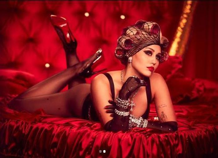 Hai bức ảnh sexy "bỏng mắt" được vợ cũ của tài tử Liam Hemsworth tung lên Instagram cá nhân có đến 115 triệu follow mới đây khiến fan "đứng ngồi không yên".
