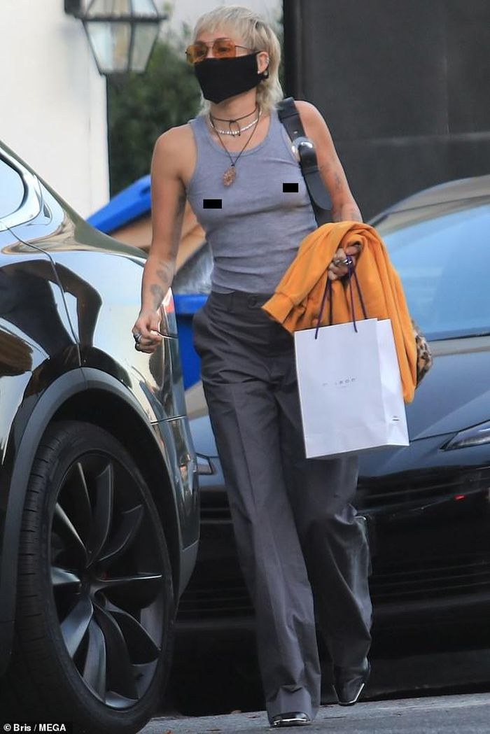 Sau khi chia tay bạn trai Cody Simpson, Miley Cyrus quay trở lại là "gái hư" của Hollywood với phong cách nổi loạn thường thấy. Không chỉ mặc táo bạo ra phố mà trang phục trên sân khấu của người đẹp làng nhạc cũng khiến người xem phải đỏ mặt.