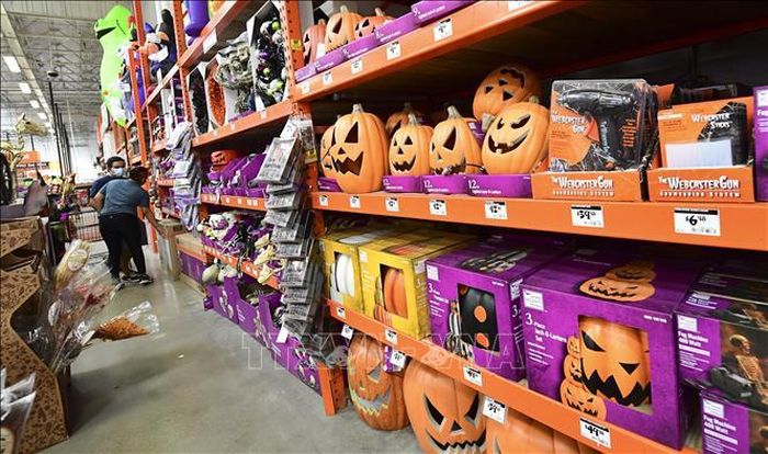 Đồ trang trí Halloween được bày bán tại một cửa hàng ở Alhambra, California, Mỹ, ngày 9/9/2020. Ảnh: AFP/TTXVN