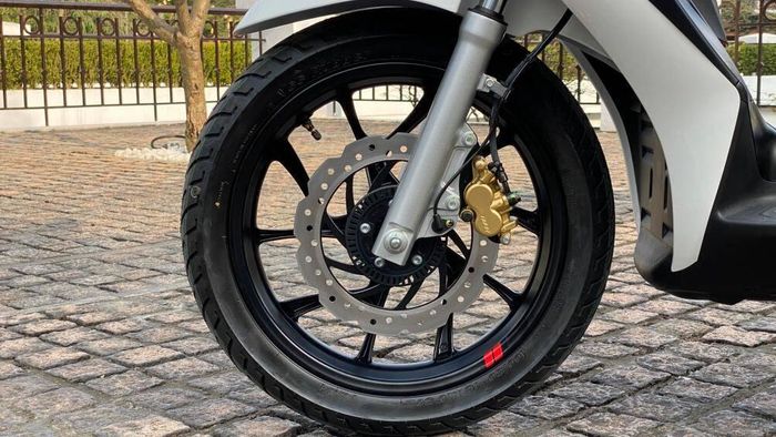 Nên hạn chế bóp phanh trước vì trên xe thường trang bị phanh đĩa trước, nếu chỉ dùng phanh trước thì sẽ rất nguy hiểm, dễ ngã