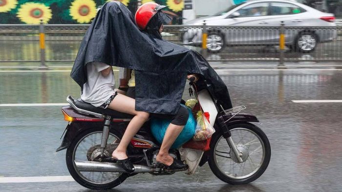 Người ngồi phía sau không giữ lấy người phía trước sẽ rất nguy hiểm nếu có va chạm xảy ra